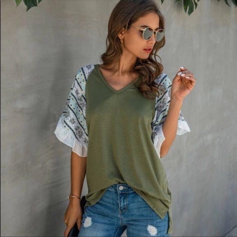 Olive✨top w/ gorgeous white print ruffled sleeve